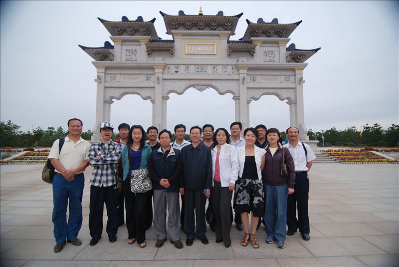集团组织优秀员工团建旅游在成吉思汗陵园合影